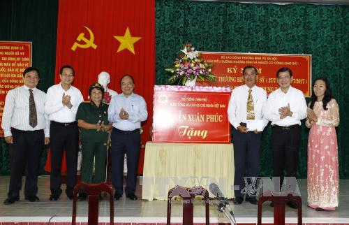 Thủ tướng Nguyễn Xuân Phúc thăm Trung tâm Điều dưỡng thương binh và người có công Long Đất